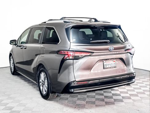 Used 2024 Toyota Sienna Limited image 2