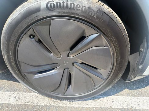 Used 2026 Tesla Model Y 2WD image 3