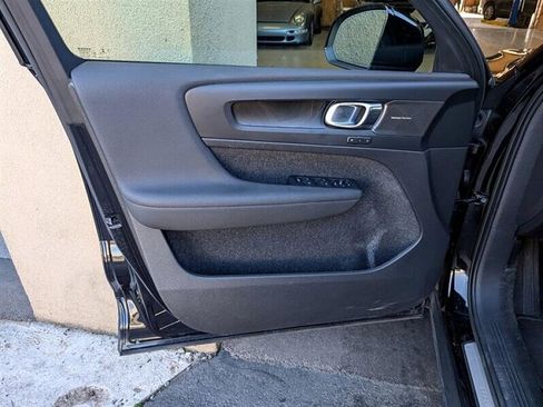 Used 2023 Volvo XC40 Recharge Ultimate image 17