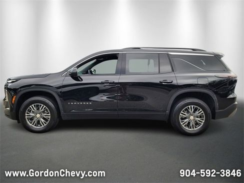 Used 2025 Chevrolet Traverse LT image 2