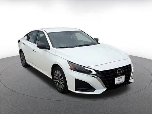 Used 2025 Nissan Altima 2.5 SV FWD image 3