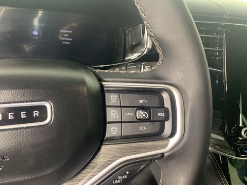 Used 2022 Jeep Wagoneer Series III w/ Flexible Seating Group image 21