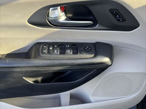 Used 2021 Chrysler Pacifica Touring-L FWD image 13