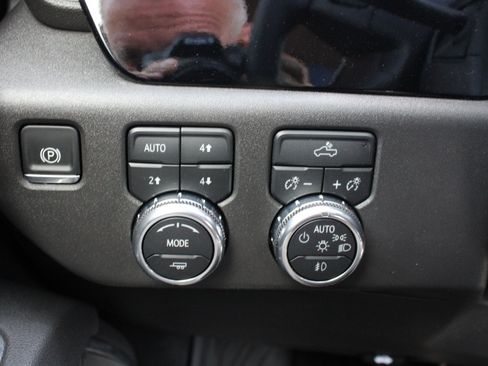 Used 2025 GMC Sierra 1500 Elevation w/ LPO, Elevation Black Package AWD/4WD image 29