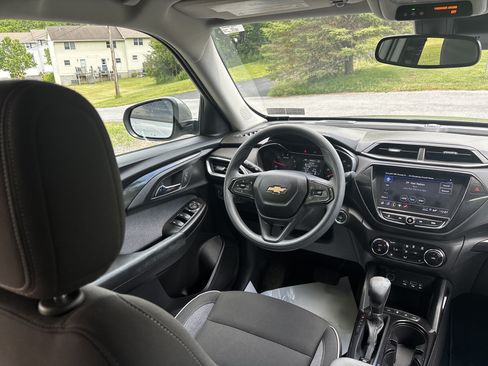 Used 2023 Chevrolet TrailBlazer LT w/ Convenience Package AWD/4WD image 2