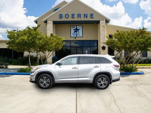 Used 2016 Toyota Highlander XLE image 2