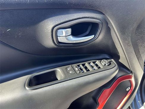 Used 2016 Jeep Renegade Trailhawk w/ Premium Trailhawk Package image 16