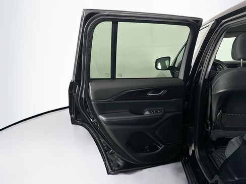 Used 2023 Jeep Grand Cherokee Laredo image 25