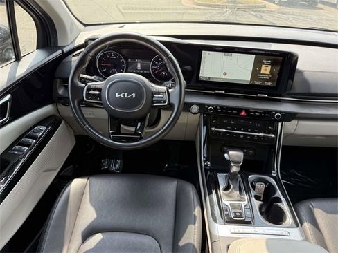 Used 2024 Kia Carnival EX image 15