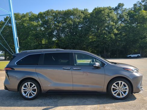 Used 2023 Toyota Sienna Platinum FWD image 2