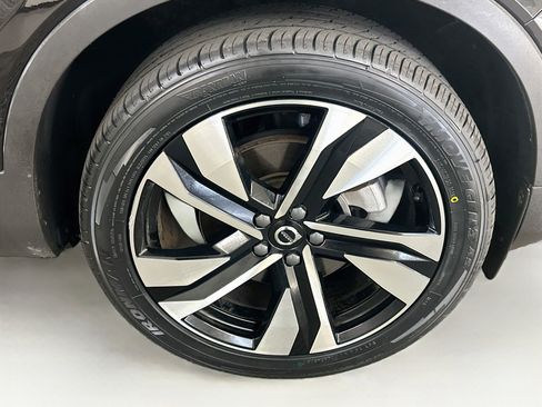 Used 2024 Volvo XC40 B5 Plus w/ Protection Package Premier AWD/4WD image 11