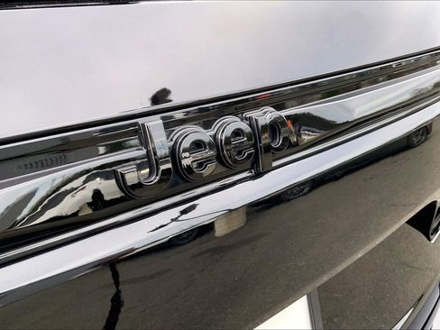 Certified 2025 Jeep Grand Cherokee Altitude image 29