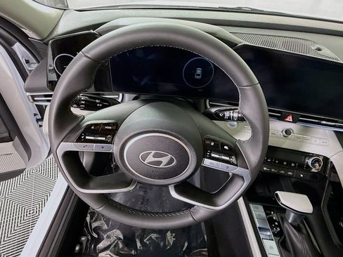 Certified 2025 Hyundai Elantra Limited FWD image 23