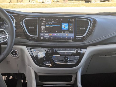 Used 2023 Chrysler Pacifica Limited image 28