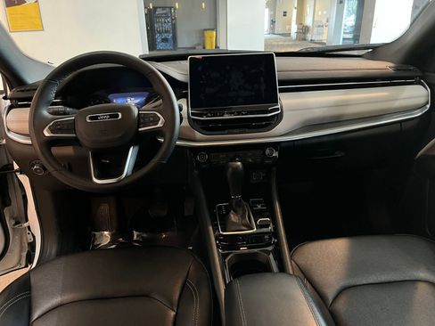 Used 2025 Jeep Compass Limited image 33