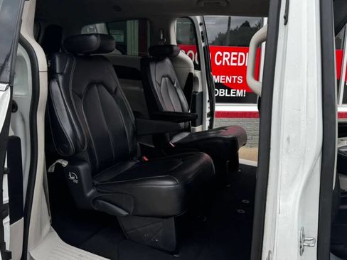 Used 2020 Chrysler Voyager Lxi FWD image 23