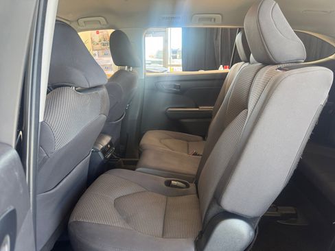 Used 2025 Toyota Highlander LE FWD image 17