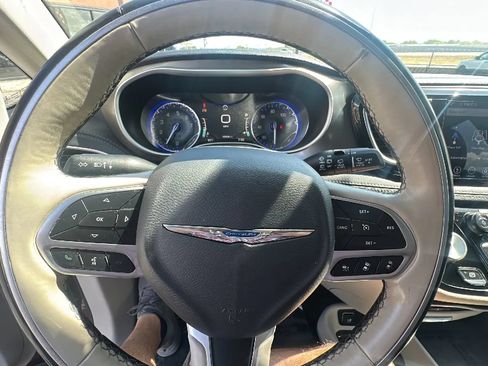 Used 2018 Chrysler Pacifica Limited w/ Tire & Wheel Group FWD image 16