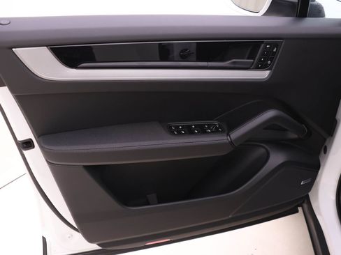 Used 2024 Porsche Cayenne Coupe image 20