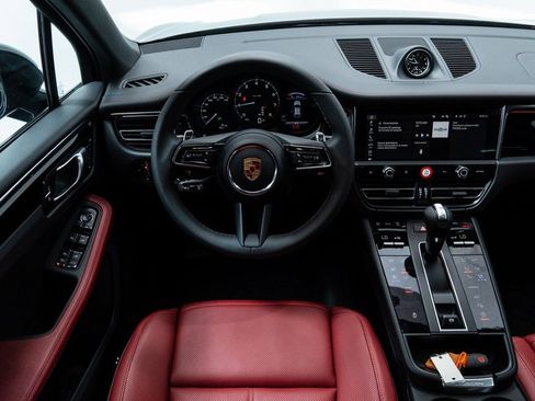 Certified 2025 Porsche Macan AWD/4WD image 14
