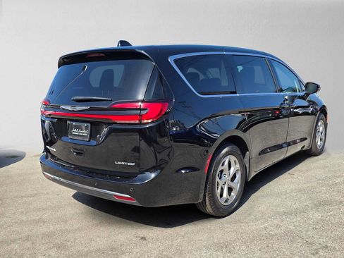 Used 2024 Chrysler Pacifica Limited FWD image 3