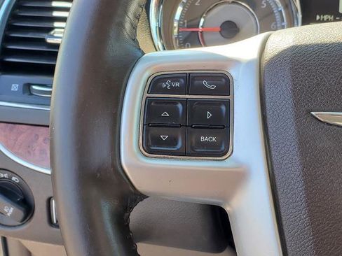 Used 2014 Chrysler Town & Country Touring FWD image 11