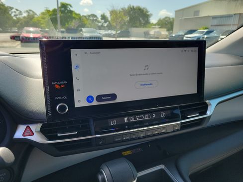 Used 2025 Toyota Sienna XLE FWD image 24