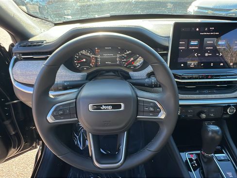 Used 2024 Jeep Compass Latitude image 25