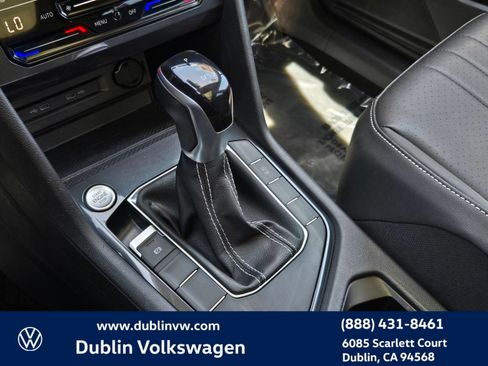 Used 2023 Volkswagen Tiguan SE w/ Panoramic Sunroof Package FWD image 18