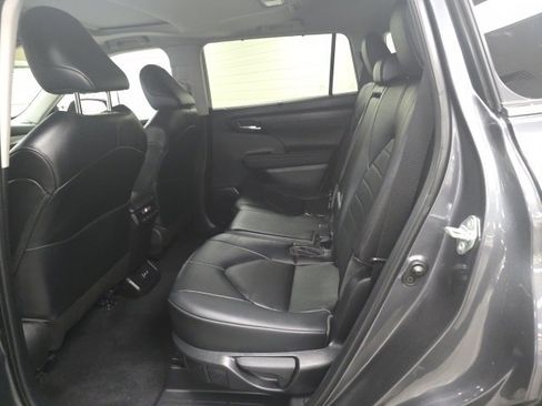 Certified 2023 Toyota Highlander XLE image 12