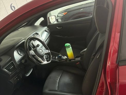 Used 2018 Nissan Leaf SV w/ SV Technology Package FWD image 4