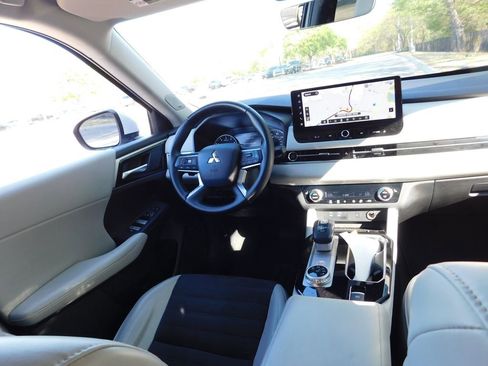 Used 2025 Mitsubishi Outlander SE image 6