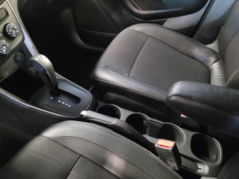 Used 2017 Chevrolet Trax LT w/ LT Convenience Package FWD image 26