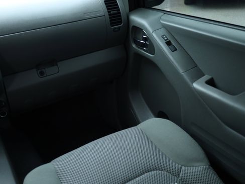 Used 2020 Nissan Frontier SV image 16