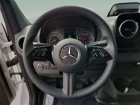 Used 2025 Mercedes-Benz Sprinter 2500 image 31