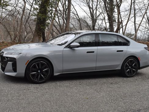 Used 2023 BMW i7 xDrive60 image 2