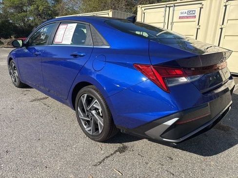 Used 2025 Hyundai Elantra SEL image 2