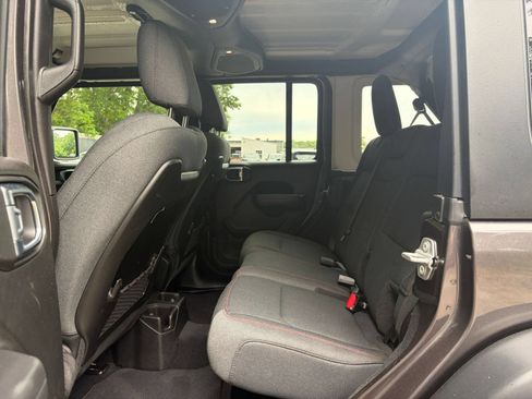 Used 2025 Jeep Wrangler Unlimited Rubicon AWD/4WD image 24