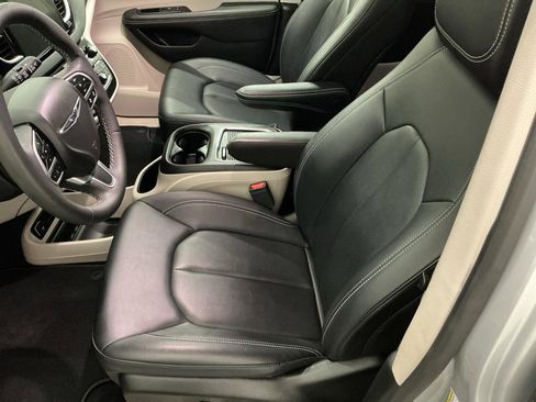 Used 2024 Chrysler Pacifica Touring-L FWD image 9