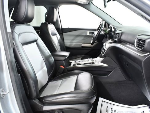 Used 2022 Ford Explorer XLT w/ Equipment Group 202A image 10
