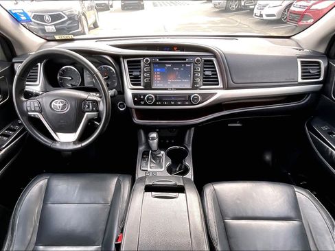 Used 2015 Toyota Highlander XLE image 17