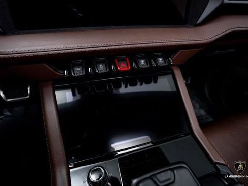 Used 2025 Lamborghini Urus SE AWD/4WD image 30