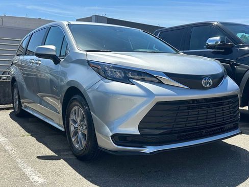 Used 2025 Toyota Sienna LE AWD/4WD image 3