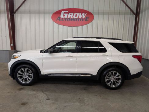 Used 2022 Ford Explorer XLT w/ Equipment Group 202A AWD/4WD image 16