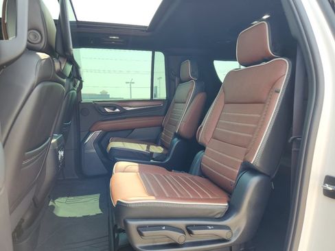 Used 2023 GMC Yukon XL Denali Ultimate w/ LPO, Floor Liner Package AWD/4WD image 4