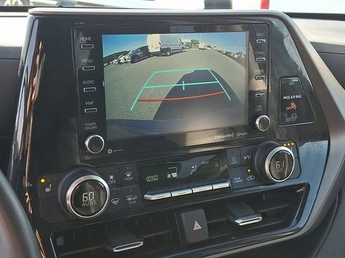 Used 2022 Toyota Highlander XLE AWD/4WD image 19