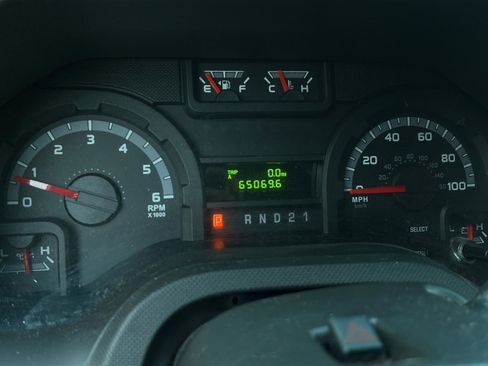 Used 2014 Ford E-250 and Econoline 250 Van 3D w/ Power Group image 15