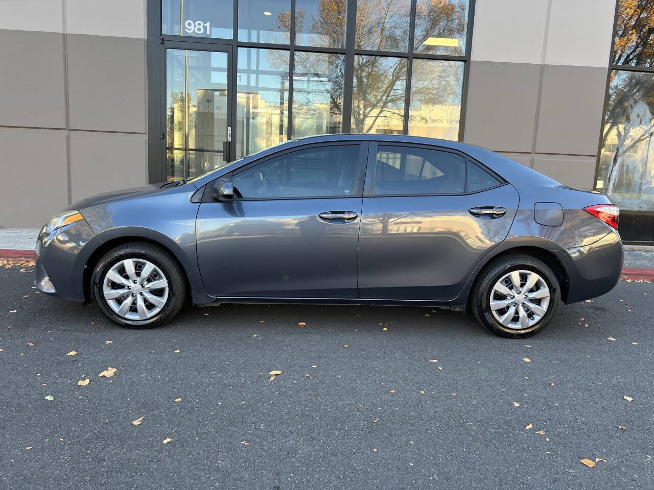 Used 2016 Toyota Corolla LE FWD image 6