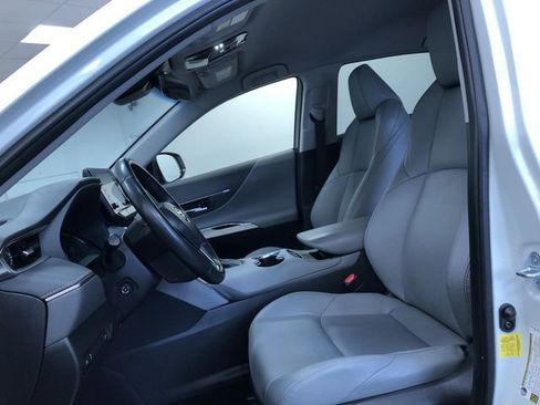 Certified 2022 Toyota Venza XLE image 20