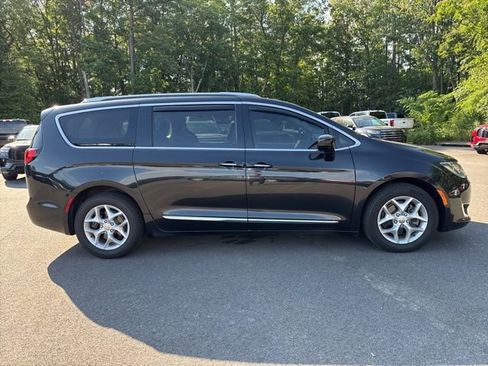 Used 2017 Chrysler Pacifica Touring-L Plus w/ Tire & Wheel Group FWD image 6
